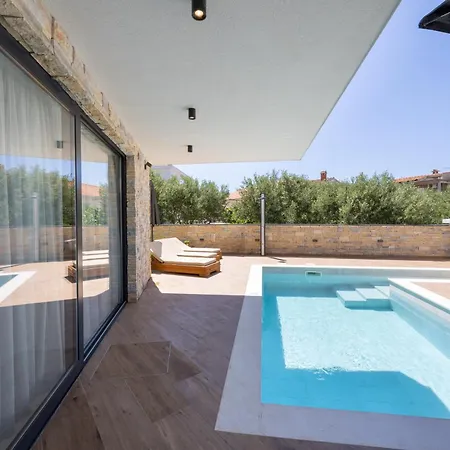 Vila Luxury Favela With Heated Pool