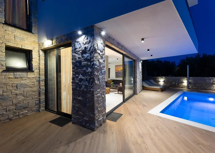 Villa Luxury Villa Favela - Modern Design - Heated Pool - Stunning Sea View Trogir