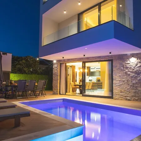 Luxury Favela With Heated Pool Villa *